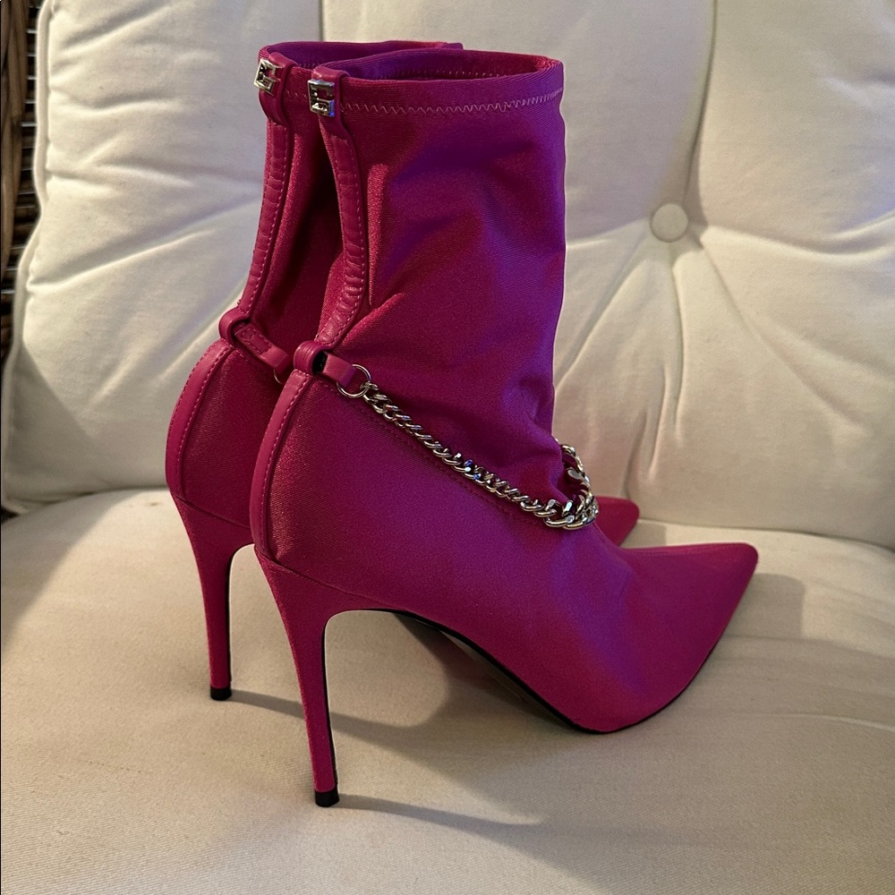 NWT Elegant “Guess” Pink Chain-Embellished Women's Boots - Picture 3 of 4